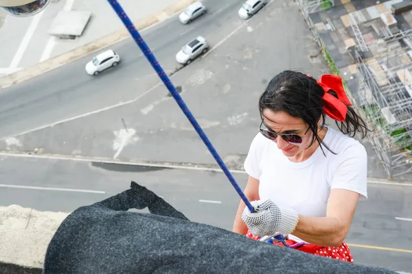 Mujer Caucásica Con Traje Héroe Descendiendo Edificio Alto Rappel Salvador —  Fotos de Stock