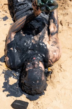 2019 'da Brezilya sahillerinde dökülen petrolü protesto etmek için üzerine yağ döken adam. Sarımsak ve yağ performansı. Salvador Bahia Brezilya.