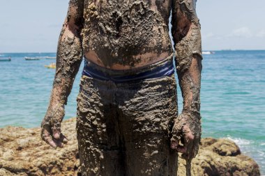 Bahia, Salvador 'daki Porto da Barra plajında petrole bulanmış bir adam, Brezilya sahillerinde bir geminin döktüğü petrolü protesto etmek için..