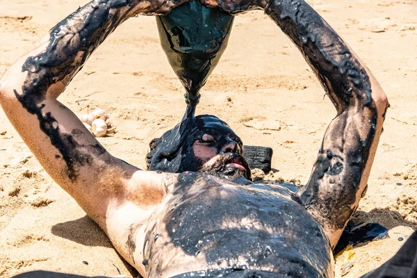 Homem Colocando Óleo Mesmo Protesto Contra Derramamento Petróleo Nas Praias — Fotografia de Stock