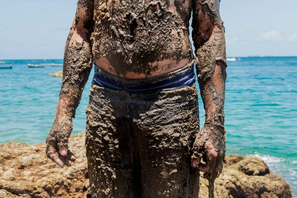 Bahia, Salvador 'daki Porto da Barra plajında petrole bulanmış bir adam, Brezilya sahillerinde bir geminin döktüğü petrolü protesto etmek için..