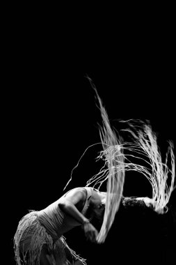 Çağdaş dansçı siyah arka plan ve saman aksesuarlarıyla tiyatroda dans ediyor. Salvador Bahia Brezilya.