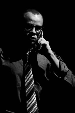 Tiyatroda bir karakteri temsil eden ayakta duran bir aktör. Siyah arka plan. Salvador Bahia Brezilya.