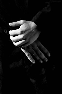 Tiyatroda bir karakteri temsil eden ayakta duran bir aktör. Siyah arka plan. Salvador Bahia Brezilya.