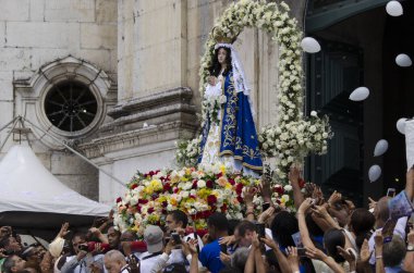 Conceicao da Praia Leydimizin ziyafeti. Salvador, Bahia 'da binlerce inananın bir araya geldiği Katolik dini bir tezahürdür..