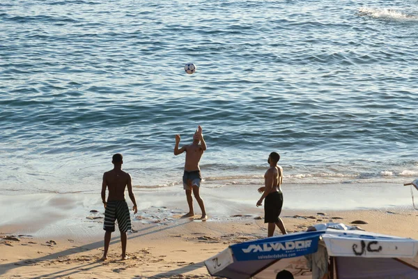 브라질 살바도르 2021 바히아 포르토 바라에서 해변에서 축구를 사람들 — 스톡 사진