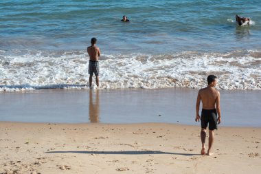Salvador, Bahia, Brezilya - Ocak 08. 2020: Salvador, Bahia 'da Ondina sahilinde insanlar, denizde banyo yapıyor ve koronavirüs pandemininin ortasında eğleniyorlar..
