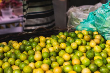 Sao Joaquim 'deki panayırda satılık bir sürü yeşil ve sarı limon. Salvador, Bahia, Brezilya.