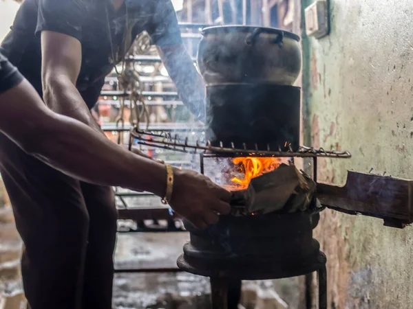 남자들 시장에서 장작불을 남비에 카사바를 요리한다 살바도르 바히아 브라질 — 스톡 사진