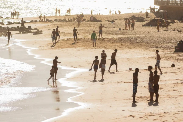 萨尔瓦多 巴西巴伊亚州 2008年1月 2020年 萨尔瓦多翁迪纳海滩上的人们 巴伊亚 在海里洗澡 在珊瑚潘德明的中间享受乐趣 — 图库照片