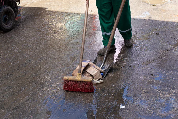 Legs Urban Cleaning Worker Cleaning Floor Wet Rain Fair Sao — Stock Photo, Image