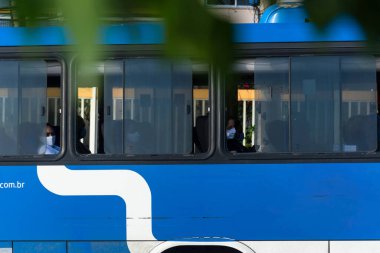 Salvador, Bahia, Brezilya - 30 Ekim 2020: Otobüsün içinde yüz maskesi takan insanlar. Salvador Bahia Brezilya.