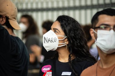 Salvador, Bahia, Brezilya - 19 Haziran 2021: Koruyucu maske takan ve Brezilya Cumhurbaşkanı Jair Bolsonaro 'yu protesto eden insanlar. Salvador Bahia Brezilya.