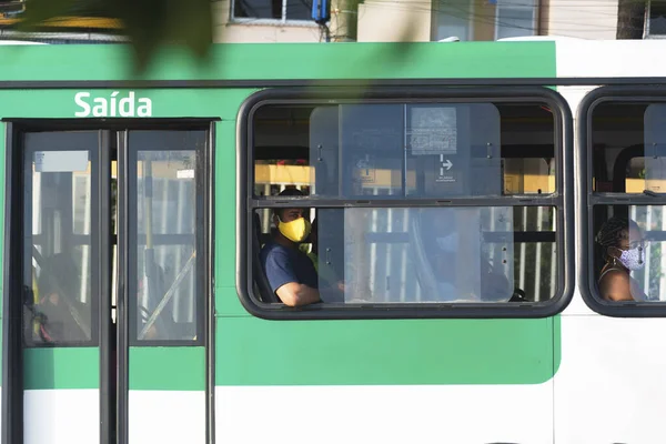 Salvador Bahia Brasilien Oktober 2020 Menschen Mit Mundschutz Einem Bus — Stockfoto