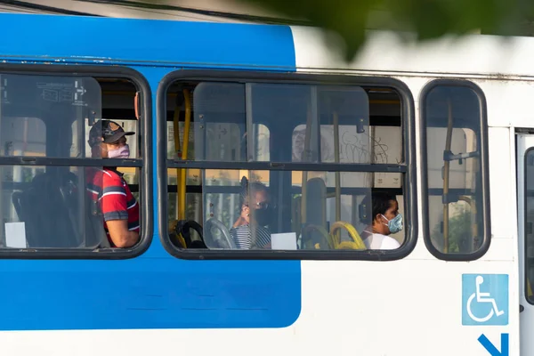 Salvador, Bahia, Brezilya - 30 Ekim 2020: Otobüsün içinde yüz maskesi takan insanlar. Salvador Bahia Brezilya.
