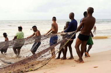 Salvador, Bahia, Brezilya - 11 Ocak 2019: Balıkçılar balıkçı ağlarını denizden çekiyorlar.