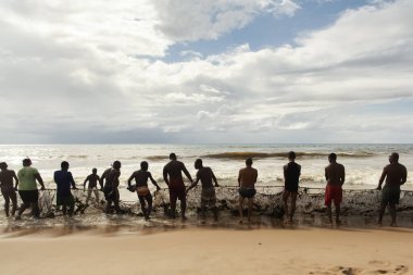 Salvador, Bahia, Brezilya - 11 Ocak 2019: Balıkçılar balıkçı ağlarını denizden çekiyorlar.