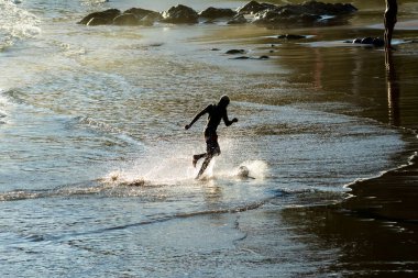 Salvador, Bahia, Brezilya - 08 Ocak 2020: Öğleden sonra güneşinde Ondina sahilinde kum futbolu oynayan gençler. Salvador Bahia Brezilya.