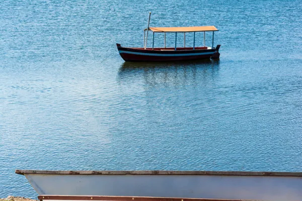 ブラジルのバイーア州に位置する壮大なパラグアイ川の岸にドッキングカヌーやボート — ストック写真