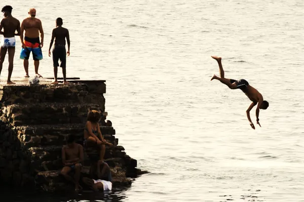 Salvador Bahía Brasil Enero 2019 Jóvenes Saltando Mar Desde Muelle — Foto de Stock