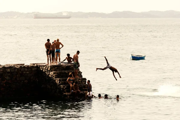Salvador Bahía Brasil Enero 2019 Jóvenes Saltando Mar Desde Muelle — Foto de Stock