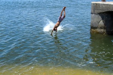 Cachoeira, Bahia, Brezilya - 29 Kasım 2014: Brezilya 'nın Bahia eyaletinde yer alan Barra de Paraguacu Nehri' nin güvertesinden atlayan gençler.