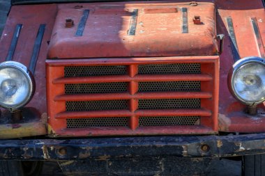 Çok eski kırmızı bir arabanın önünde. Cachoeira, Bahia, Brezilya.