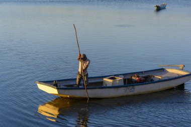 Cachoeira, Bahia, Brezilya - 29 Kasım 2014: Brezilya 'nın Bahia eyaletinde yer alan büyük Paraguacu nehrinde kanosuyla denize açılan balıkçı.