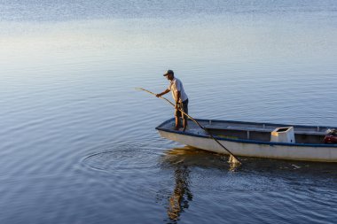 Cachoeira, Bahia, Brezilya - 29 Kasım 2014: Brezilya 'nın Bahia eyaletinde yer alan büyük Paraguacu nehrinde kanosuyla denize açılan balıkçı.