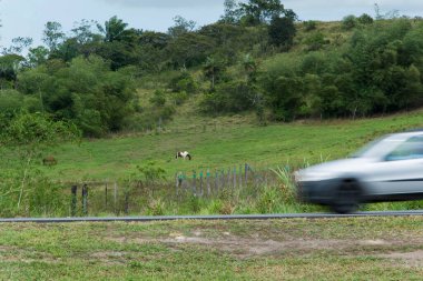 Salvador, Bahia, Brezilya - 08 Ekim 2015: Arabalar Salvador ve Feira de Santana şehirlerini birbirine bağlayan yolda ilerliyor.
