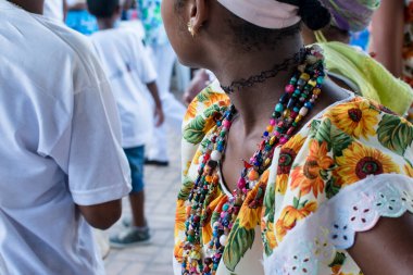Saubara, Bahia, Brezilya - 14 Kasım 2015: Brezilya 'nın Bahia şehrinde geleneksel Bahia samba de roda dansı yapan kadınlar.