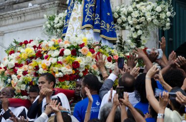 Conceicao da Praia Leydimizin ziyafeti. Salvador, Bahia 'da binlerce inananın bir araya geldiği Katolik dini bir tezahürdür..