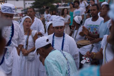 Salvador, Bahia, Brezilya - 02 Şubat 2016: Salvador 'da Yemanja onuruna düzenlenen bir partiye katılan Kandomlu Din üyesi. 