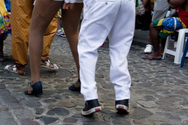 Salvador, Bahia, Brezilya - 06 Şubat 2016: 2016 yılında Salvador, Bahia 'da düzenlenen karnavalda Pelourinho' nun dar sokaklarında dans eden insanlar.