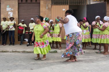 Kadınlar Acupe, Santo Amaro, Bahia, Brezilya 'daki recncavo' nun samba de roda dansını yapıyorlar..