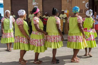 Kadınlar Acupe, Santo Amaro, Bahia, Brezilya 'daki recncavo' nun samba de roda dansını yapıyorlar..