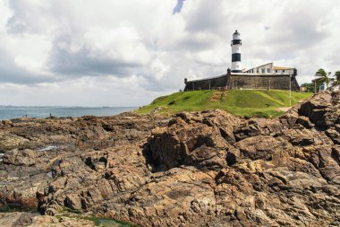 Salvador, Bahia, Brezilya - 13 Ekim 2019: Farol da Barra. Salvador şehrinin en büyük kartpostalı tüm dünyada coşkuyla bilinir..