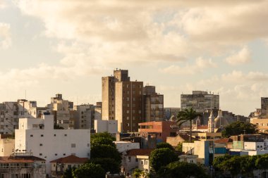 Salvador, Bahia, Brezilya - 31 Mayıs 2021: Salvador, Bahia şehir merkezindeki birçok eski ve yeni yerleşim yerinin panoramik manzarası.