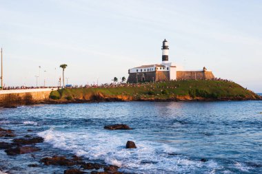 Salvador, Bahia, Brezilya - 12 Haziran 2021: Farol da Barra. Salvador şehrinin en büyük kartpostalı tüm dünyada coşkuyla bilinir..