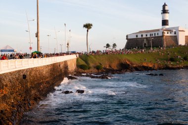Salvador, Bahia, Brezilya - 12 Haziran 2021: Farol da Barra. Salvador şehrinin en büyük kartpostalı tüm dünyada coşkuyla bilinir..