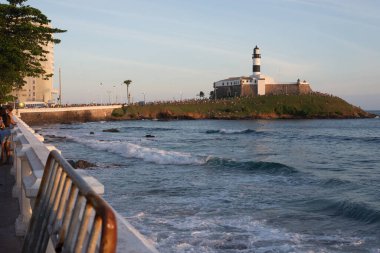 Salvador, Bahia, Brezilya - 12 Haziran 2021: Farol da Barra. Salvador şehrinin en büyük kartpostalı tüm dünyada coşkuyla bilinir..