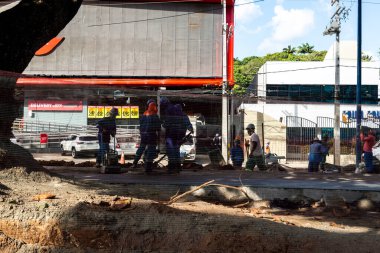 Salvador, Bahia, Brezilya - 17 Haziran 2021; Ondina Mahallesi 'nde inşaat ve sokak yenileme işçileri. 