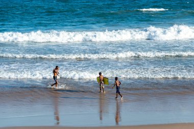 Salvador, Bahia, Brezilya - 17 Haziran 2021. Farol da Barra plajındaki insanlar Coronavirus 'un sebep olduğu stresten kurtulmak için tam pandemik durumdalar..