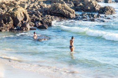 Salvador, Bahia, Brezilya - 17 Haziran 2021; Porto da Barra plajındaki insanlar Coronavirus salgınının ortasında güneşin tadını çıkarıyorlar. Salvador, Bahia, Brezilya.