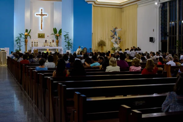 萨尔瓦多 巴西巴伊亚州巴伊亚州 2014年9月12日 忠实地参加在萨尔瓦多巴伊亚州Nosa Senhora Assuncao教堂举行的弥撒 — 图库照片