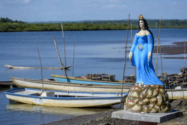Cachoeira, Bahia, Brezilya - 29 Kasım 2014: Brezilya 'nın Bahia eyaletinde yer alan büyük Paraguacu nehrinin kıyısına kano ve botlar yanaştı. Yemanja tarafından korunuyorlar..