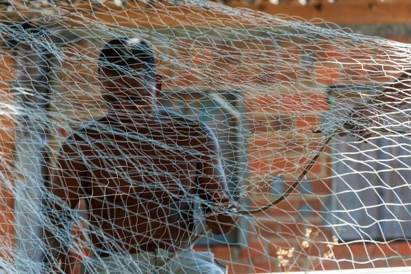 ブラジル バヒア州サルバドール2014年11月29日 漁網の修復作業中 — ストック写真