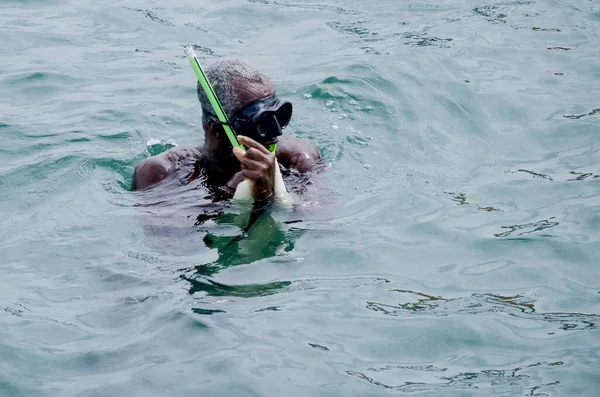 Salvador Bahia Brasilien Januar 2016 Ein Mann Taucht Ins Meerwasser — Stockfoto