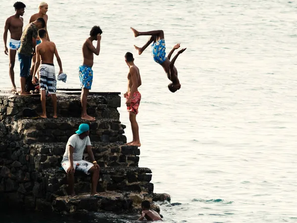 Salvador Bahia Brazilië Januari 2019 Jongeren Springen Zee Vanaf Pier — Stockfoto