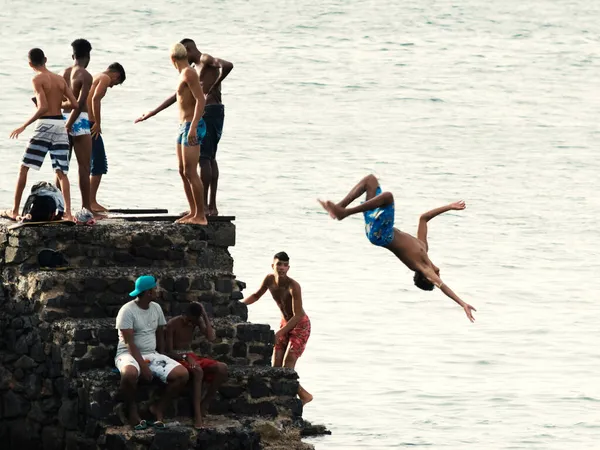 Salvador Bahía Brasil Enero 2019 Jóvenes Saltando Mar Desde Muelle — Foto de Stock